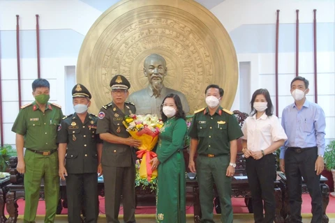 柬埔寨皇家军警卫司令部代表团在春节前夕走访朔庄省并致以新春祝福 