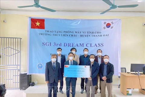 越韩建交35周年：韩国保证保险公司向河内市学校赠送计算机教室