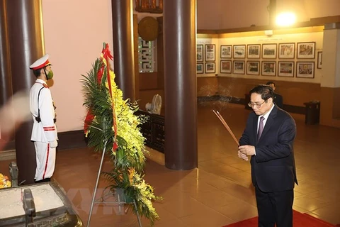 越南政府总理范明政在春节前夕走访清化省