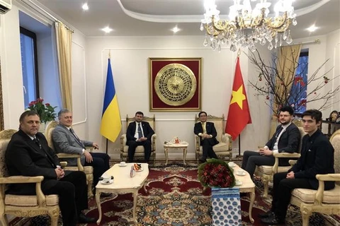 越南驻乌克兰特命全权大使会见来访嘉宾