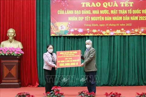 越南领导人春节前走访慰问困难群众