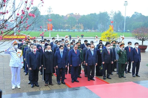 越南党和国家领导人拜谒胡志明主席陵墓