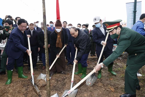 越南国家主席阮春福启动富寿省植树节