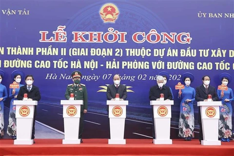 越南国家主席出席连接河内-海防高速公路和惹桥-宁平高速公路的公路修建动工仪式
