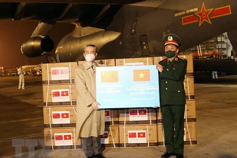 越南接收由中国国防部捐赠的30万剂新冠疫苗