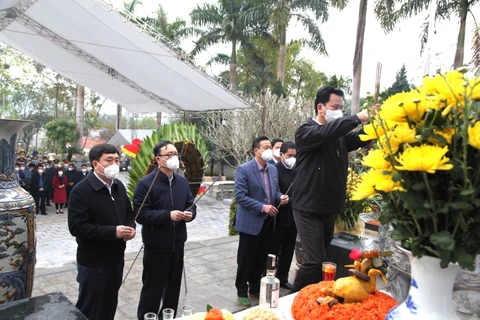 河江省在渭川国家烈士陵园举行上香仪式并启动植树节
