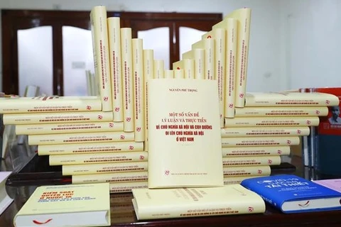 阮富仲总书记《社会主义理论和实践若干问题以及越南走向社会主义的道路》书籍问世