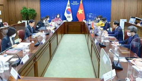 裴青山与韩国外交部部长郑义溶举行会谈