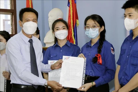 为老挝阮攸双语学校学生颁发越南留学奖学金