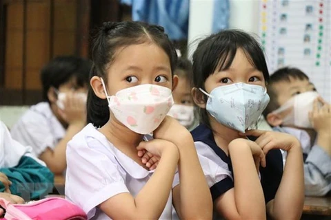 胡志明市超百万名幼儿园和小学学生正式返校上课