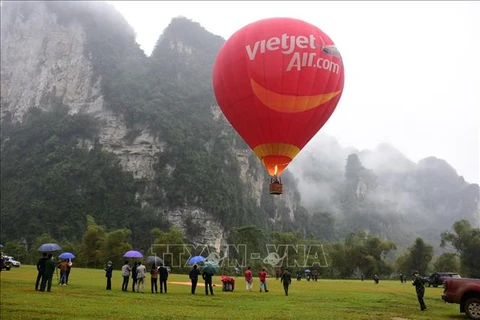 2022年宣光省国际热气球节举行在即 日前进行热气球试飞