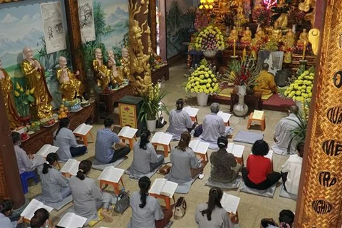 老挝佛迹寺举行元宵节活动为越南侨民祈福