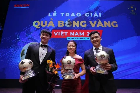 越南球员黄德和黄茹获得2021年越南金球奖