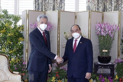 越南国家主席阮春福与新加坡总理李显龙举行会谈