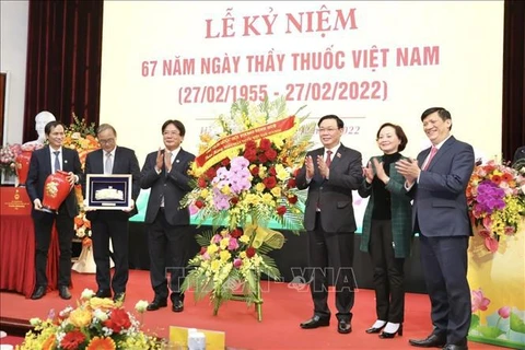 国会主席王廷惠出席在越德友谊医院举行的越南医师节纪念典礼