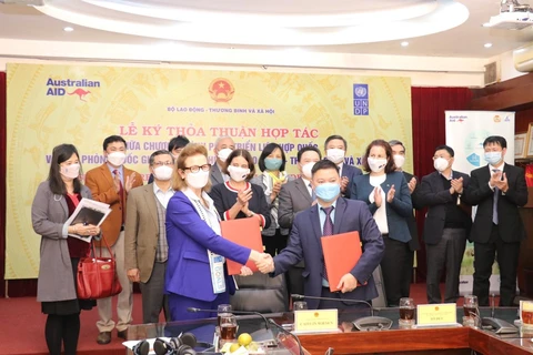 越南劳动荣军与社会部同联合国开发计划署签署减贫领域合作协议