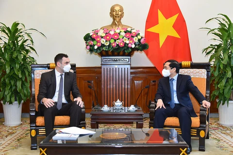 越南外交部长裴青山会见波兰驻越大使馆临时代办马切伊•杜申斯基