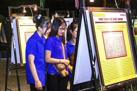 庆和省将在校园中举行“越南的黄沙和长沙”数字展