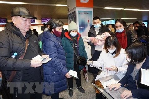 协助在乌越南人登记搭乘临时航班回国