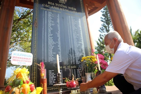 岘港市举行上香与放花灯 缅怀在鬼鹿角牺牲的烈士