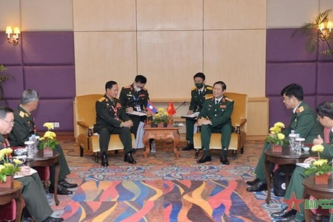 越南人民军总参谋长阮新纲上将会见老挝和缅甸军队领导人