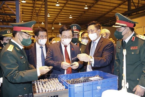越南国会主席王廷惠出席Z111工厂传统日65周年纪念典礼