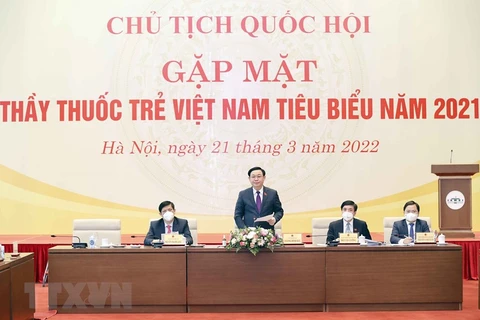 越南国会主席王廷惠会见2021年越南青年医师典范代表