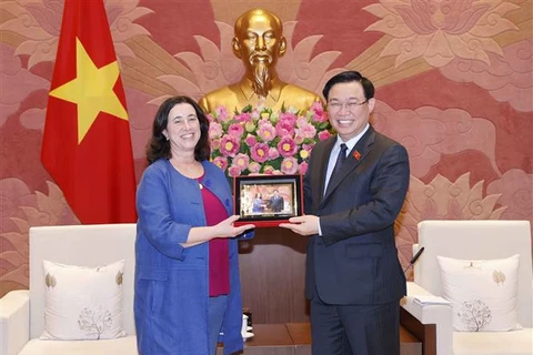 越南国会主席王廷惠会见世行东亚与太平洋地区副行长