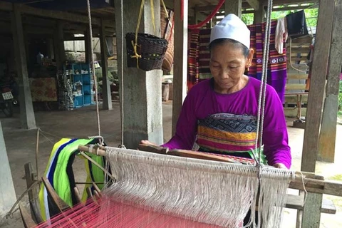和平省努力保护与弘扬白泰族传统织锦工艺