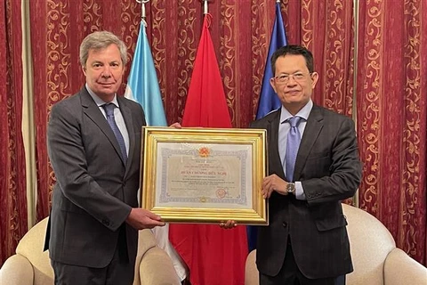 越南向原阿根廷驻越大使授予友谊勋章
