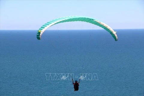 平顺省独特刺激的滑翔伞吸引诸多游客