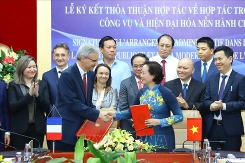 越南与法国加强在公共服务和公共行政现代化领域的合作