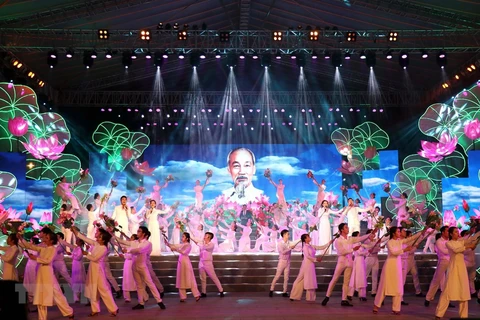 “胡志明—他老人家之名永放光芒”特殊艺术晚会在河内举行