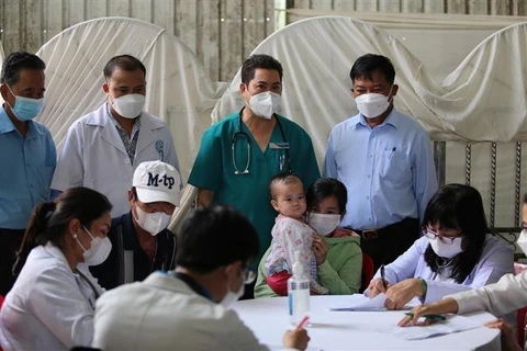 数百名越南裔柬埔寨人和高棉族人得以免费看病发药
