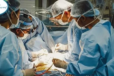 国家主席阮春福赞扬越南中央儿童医院成功为9个月大婴儿进行肝移植手术
