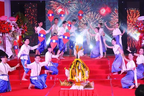 老挝留学生在顺化古都喜迎老挝传统新年