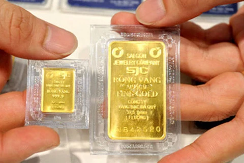 12日上午越南国内黄金价格在6950万越盾区间波动 