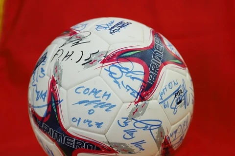越南向日本首相赠送越南球员签名的足球