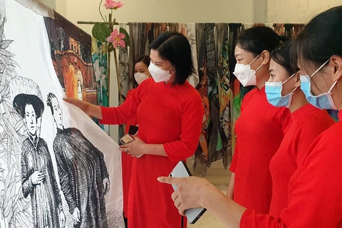 丝绸奥黛和亚麻布展在广宁省举行