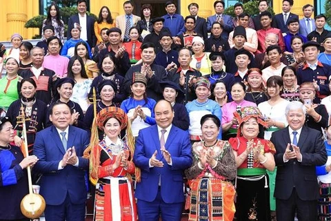 越南国家主席阮春福会见少数民族杰出乡贤、村长、艺人