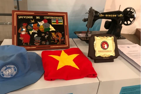 越南妇女博物馆接收“蓝色贝雷帽”女兵捐赠的实物资料