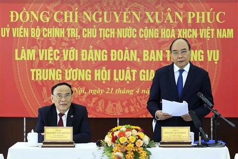 越南国家主席阮春福与越南律师协会举行工作座谈