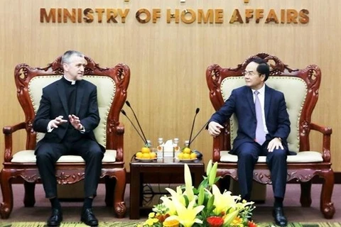 越南内务部副部长武战胜接见各国关系部门副秘书长瓦霍夫斯基