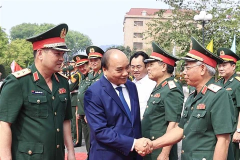 越南国家主席阮春福视察第一军区