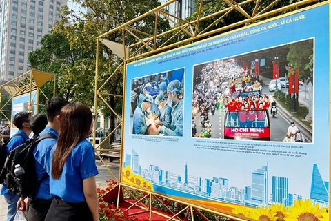 国家统一47周年：“胡志明市-47年与全国并肩同行”图片展正式开幕