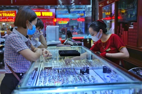 4月28日上午越南国内每两黄金卖出价7000万越盾左右
