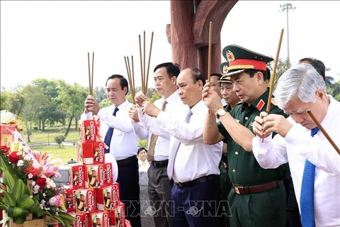 国家主席阮春福在广治古城堡特殊国家遗址向英雄烈士敬香