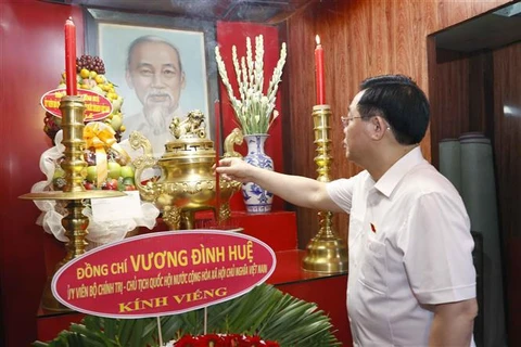 越南国会主席王廷惠在茶荣省向胡志明市主席和各位英烈进香 