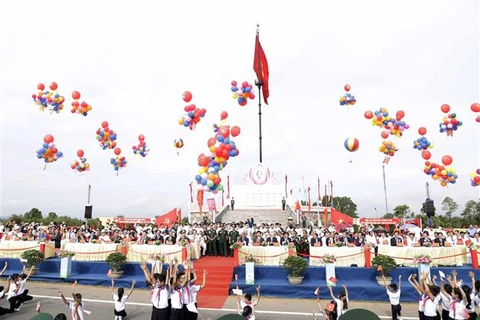 越南国家主席阮春福出席庆祝南方解放国家统一47周年升旗仪式