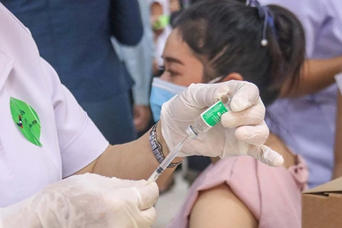 老挝当局鼓励人们接种新冠疫苗加强针